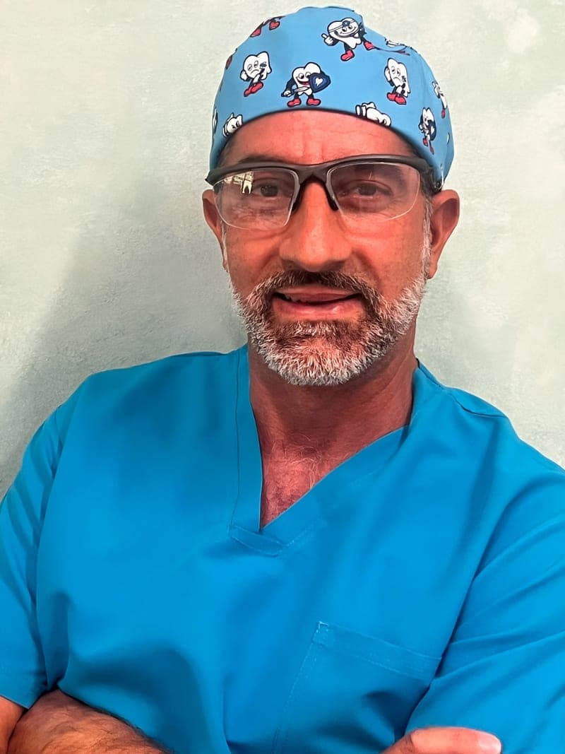 Ritratto di Giuseppe Zampaglione, protesi e chirurgia, riabilitazione funzionale ed estetica al Centro Dentale Santa Caterina